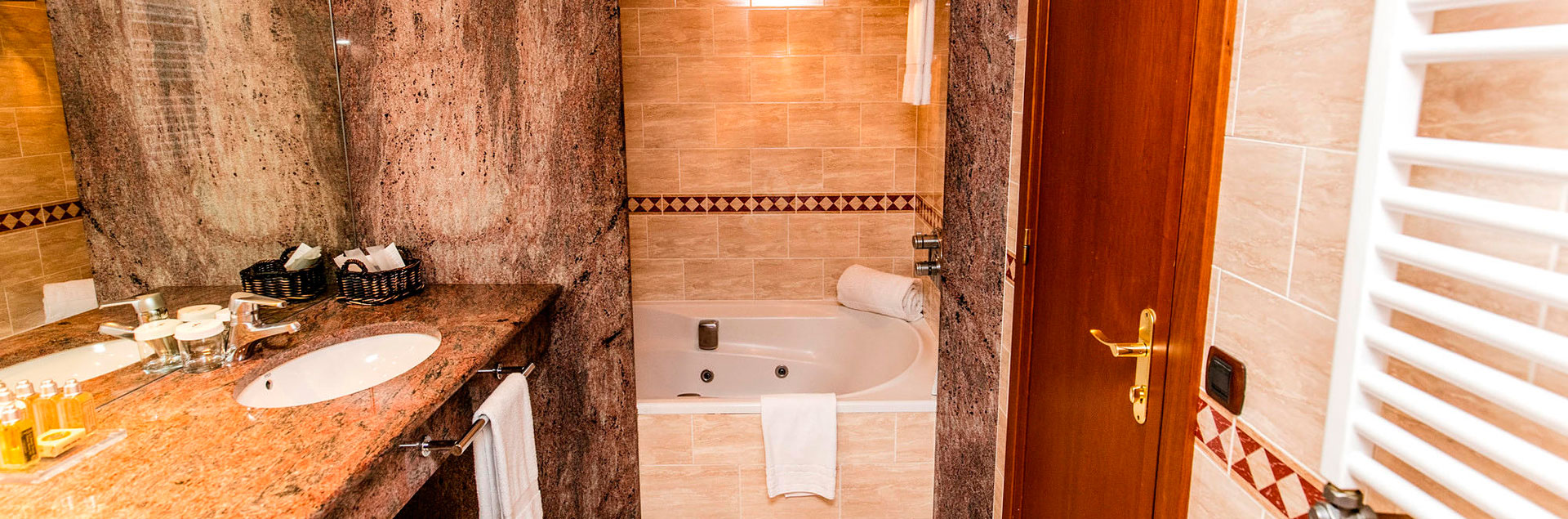 habitació amb banyera dhidromassatge i spa